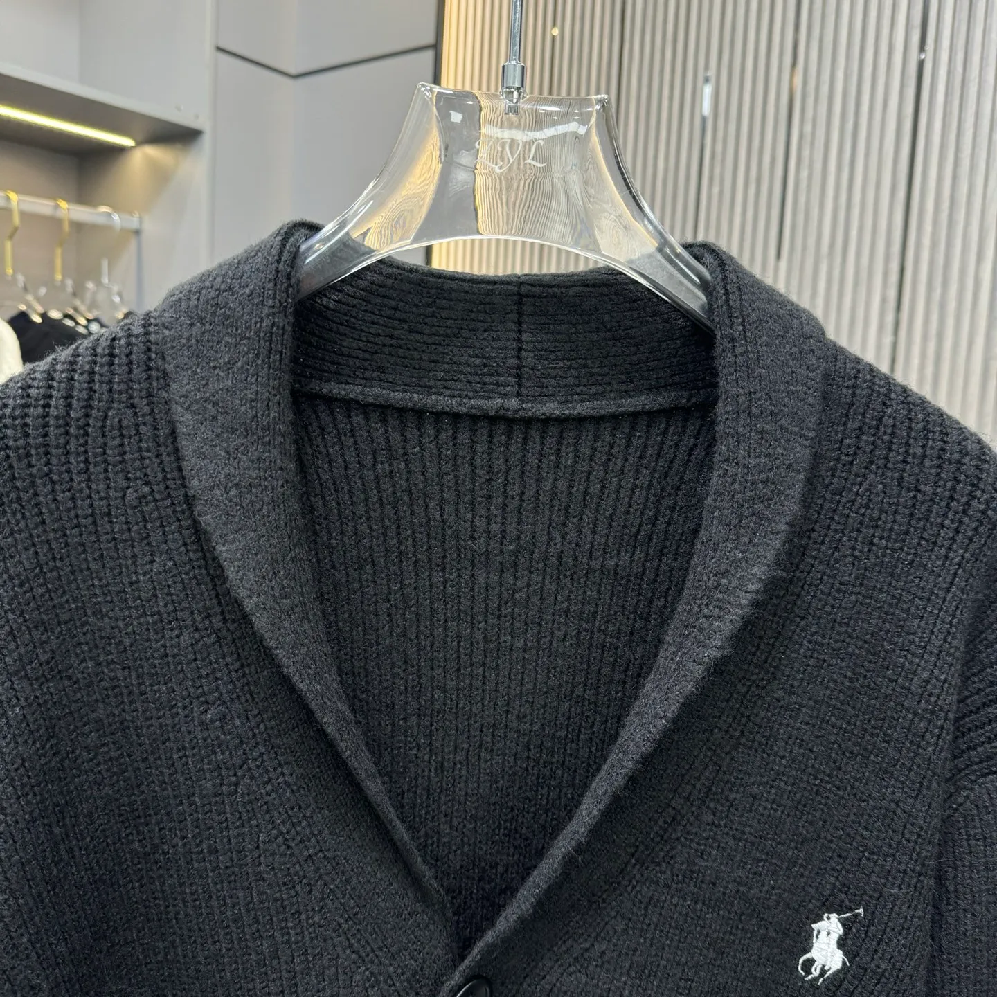 🅿️280 LF Ralph Lauren 25FW Taoist robe sweater is made of top-grade cashmere yarn. The new autumn and winter Oblique jacquard knitted cashmere sweater has a double-sided wearable design and is made of high-quality cashmere material. After fine weaving process, it presents a soft and comfortable touch and excellent thermal insulation performance. The iconic Oblique jacquard pattern is perfectly presented through precision knitting technology. It can be worn on both sides, showing different style charms. The round neck design is simple and elegant, suitable for various matching occasions. Exquisite knitting technology ensures that the clothes are not easily deformed and remain crisp and long-lasting. The double-sided design concept reflects LV's perfect balance of practicality and fashion. Each sweater undergoes strict quality inspection to ensure that the quality meets the brand's consistently high standards. This knitted item combines warmth and style, making it an exquisite addition to your autumn and winter wardrobe. Size:S/M/L/XL